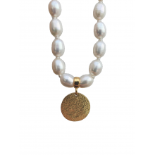 Baltų perlų vėrinys su sidabriniu pakabučiu medalionu